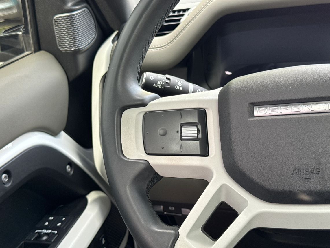2024 Land Rover Defender 110 X-Dynamic SE Sport Utility 4D