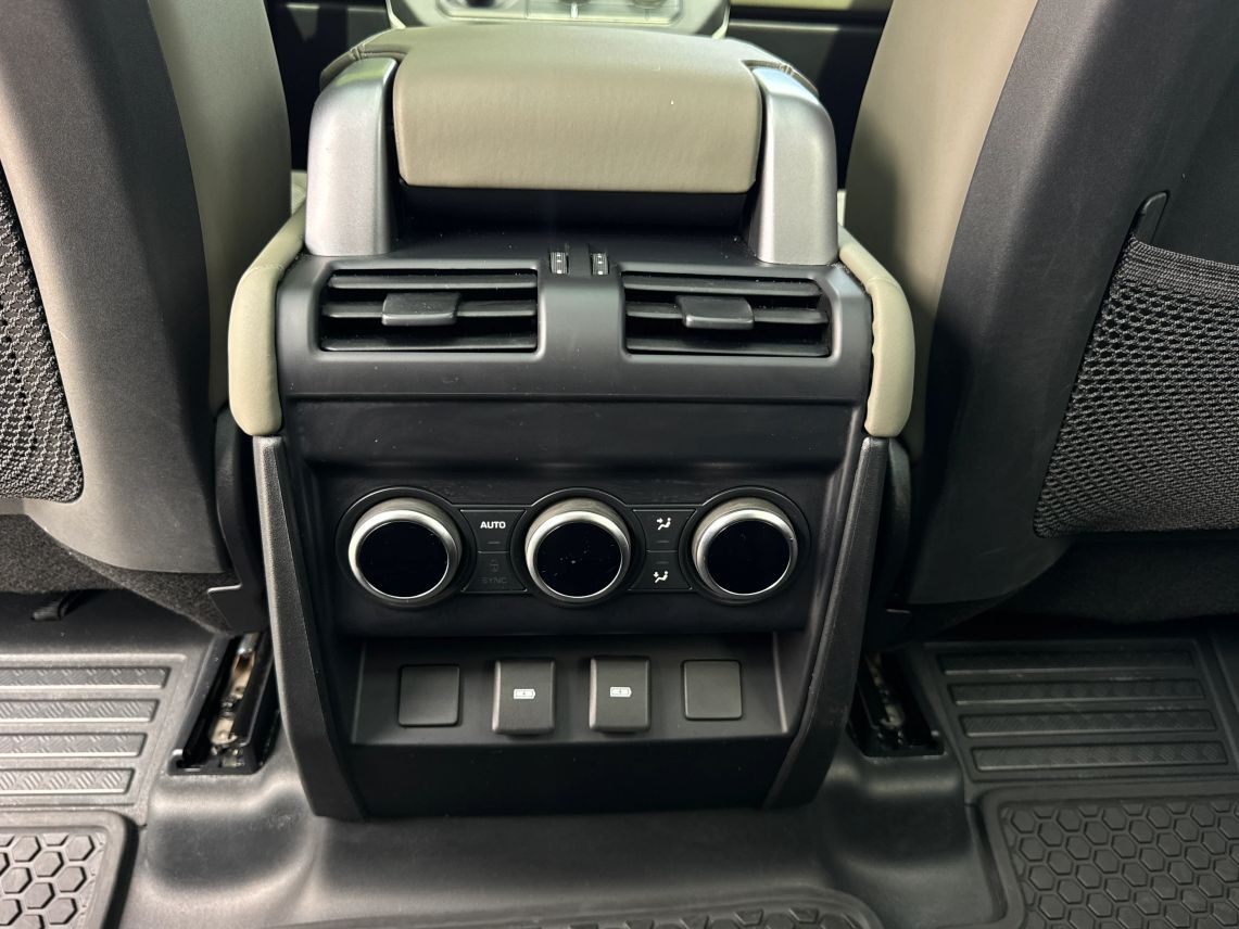 2024 Land Rover Defender 110 X-Dynamic SE Sport Utility 4D