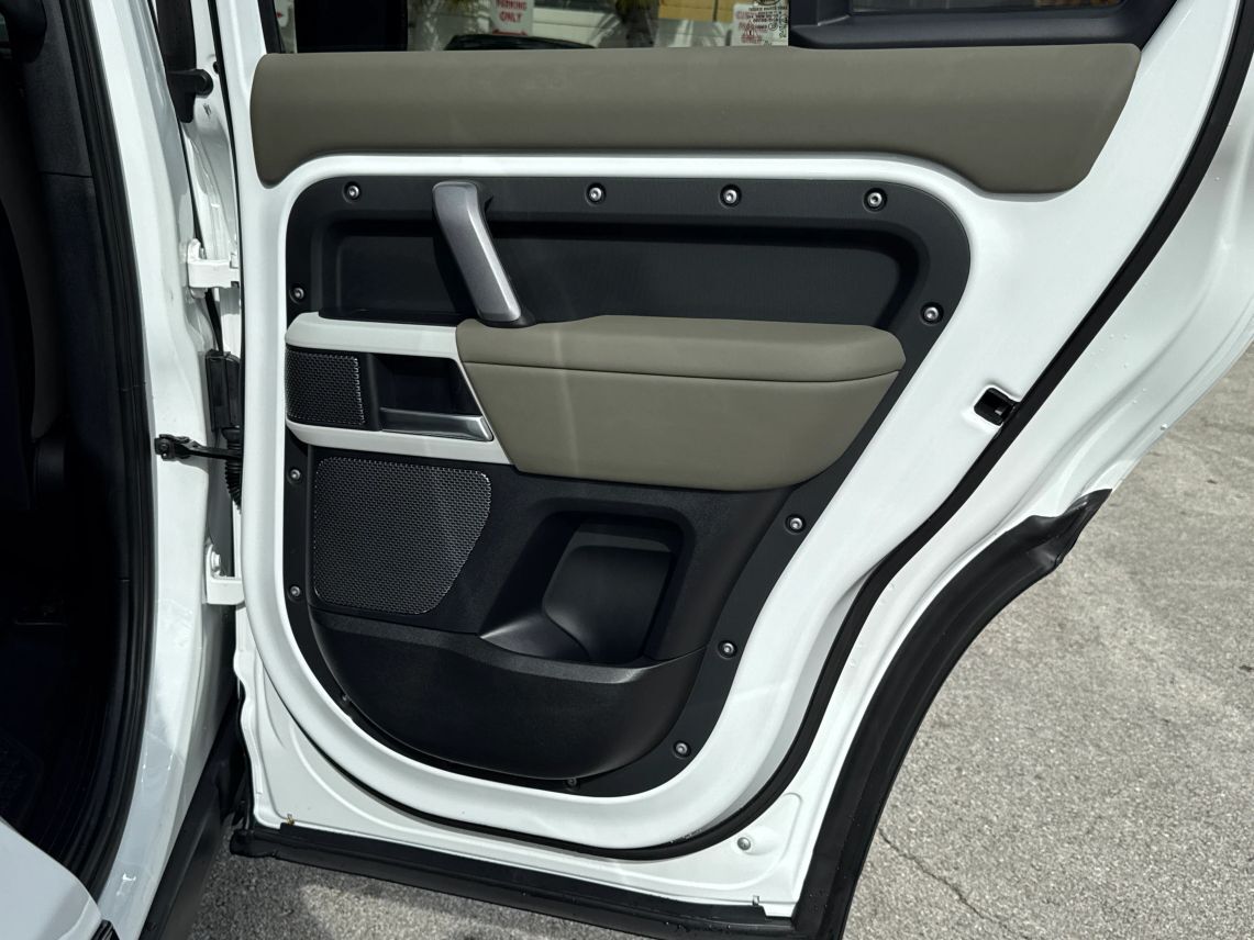 2024 Land Rover Defender 110 X-Dynamic SE Sport Utility 4D