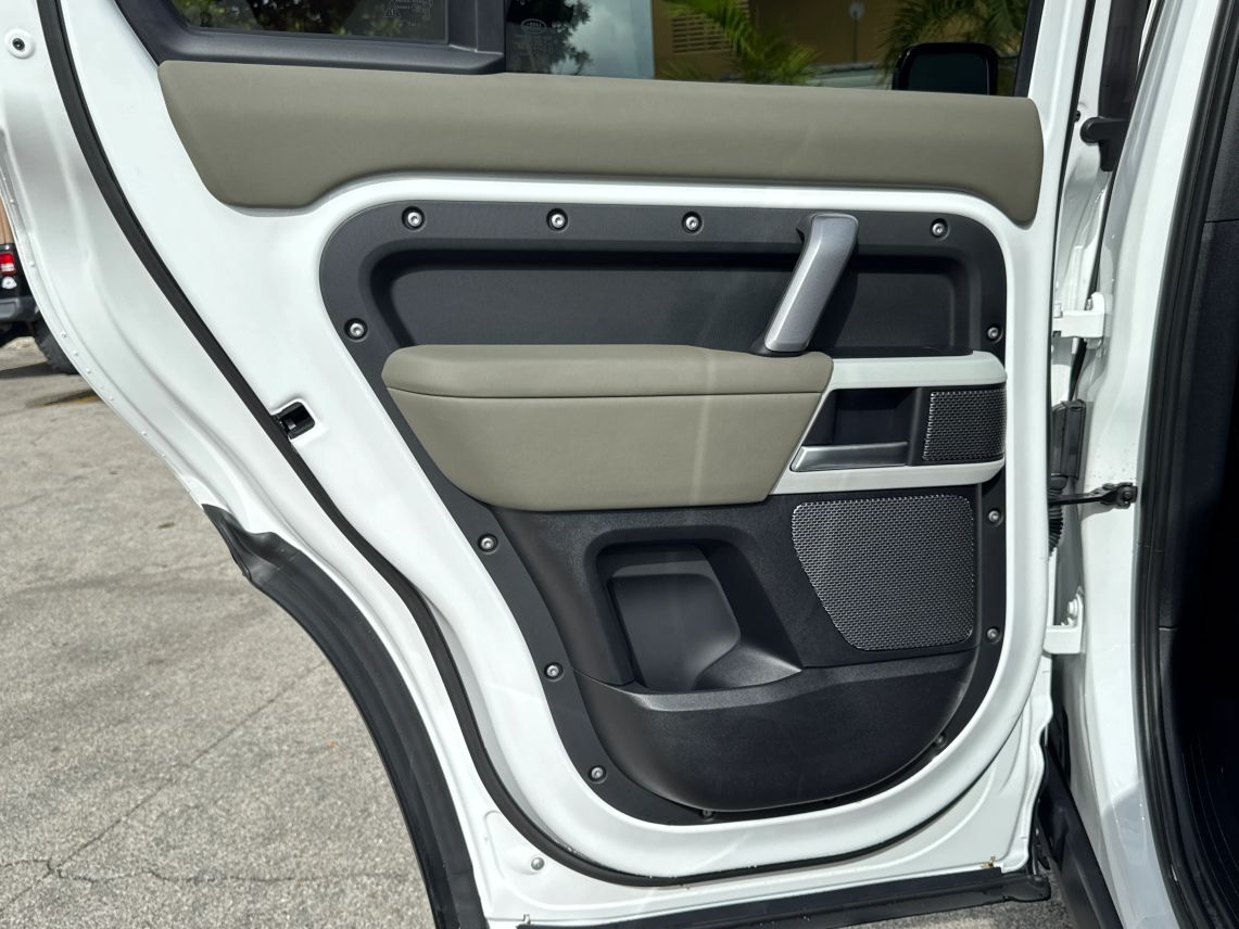 2024 Land Rover Defender 110 X-Dynamic SE Sport Utility 4D