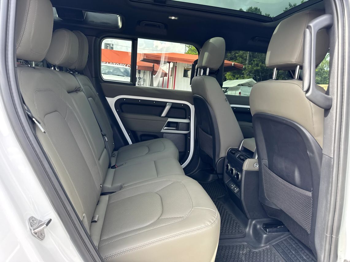 2024 Land Rover Defender 110 X-Dynamic SE Sport Utility 4D