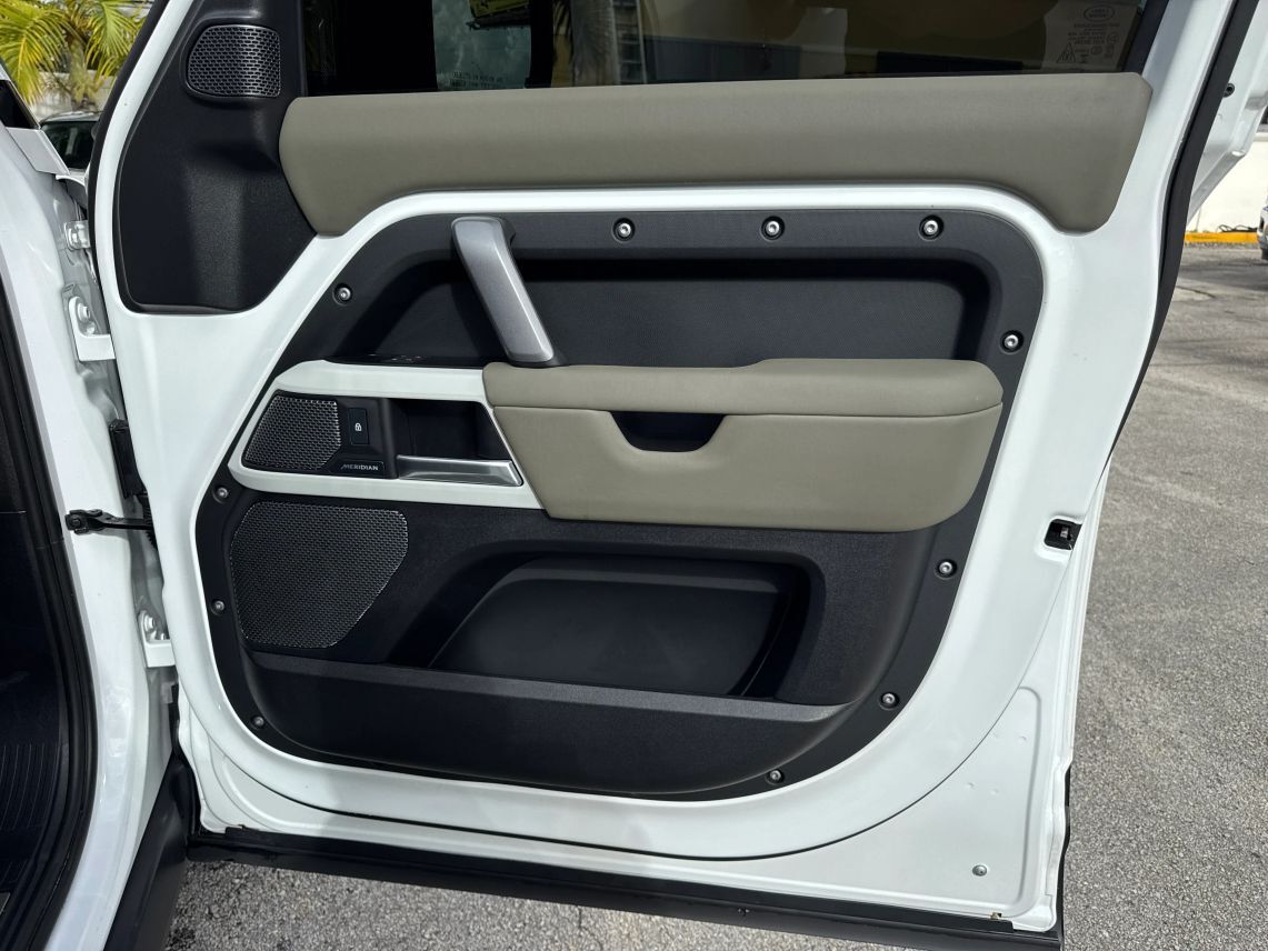 2024 Land Rover Defender 110 X-Dynamic SE Sport Utility 4D
