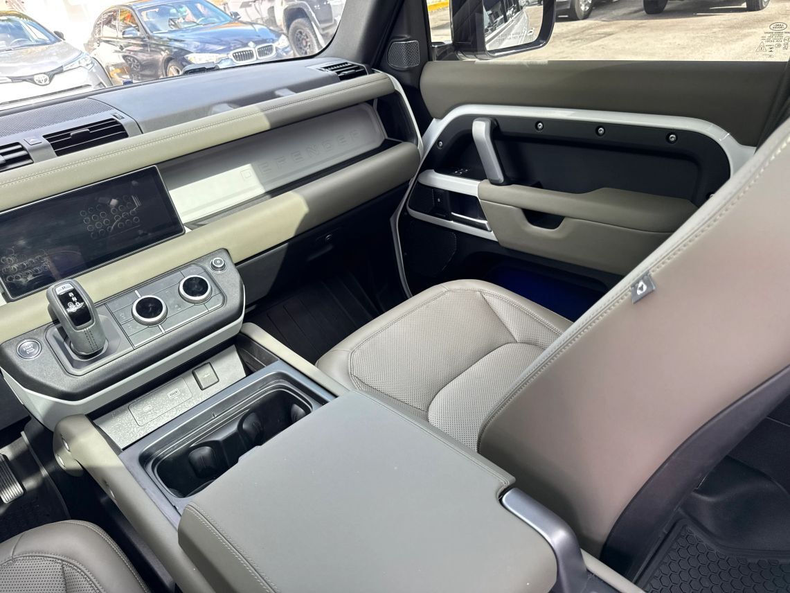 2024 Land Rover Defender 110 X-Dynamic SE Sport Utility 4D