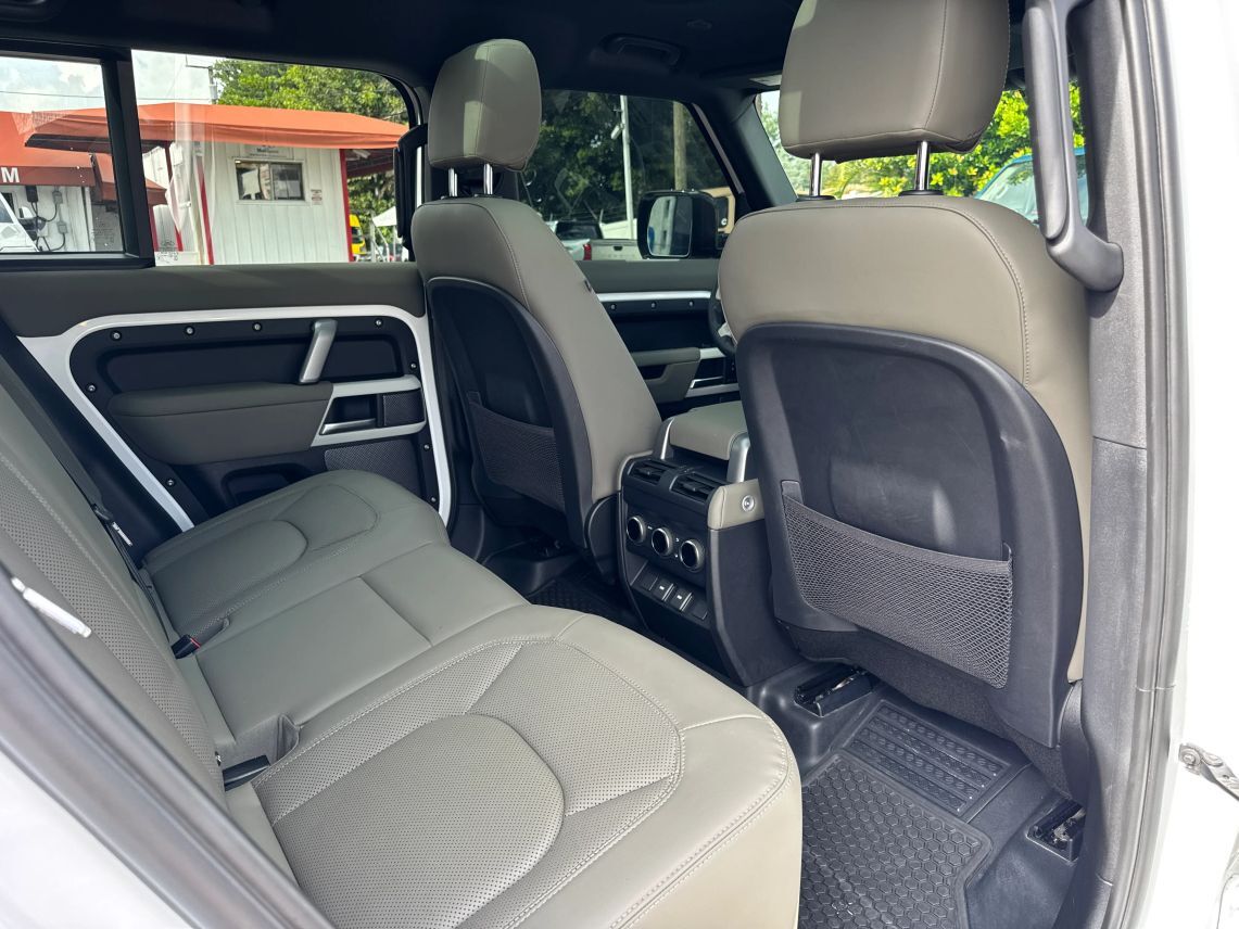 2024 Land Rover Defender 110 X-Dynamic SE Sport Utility 4D