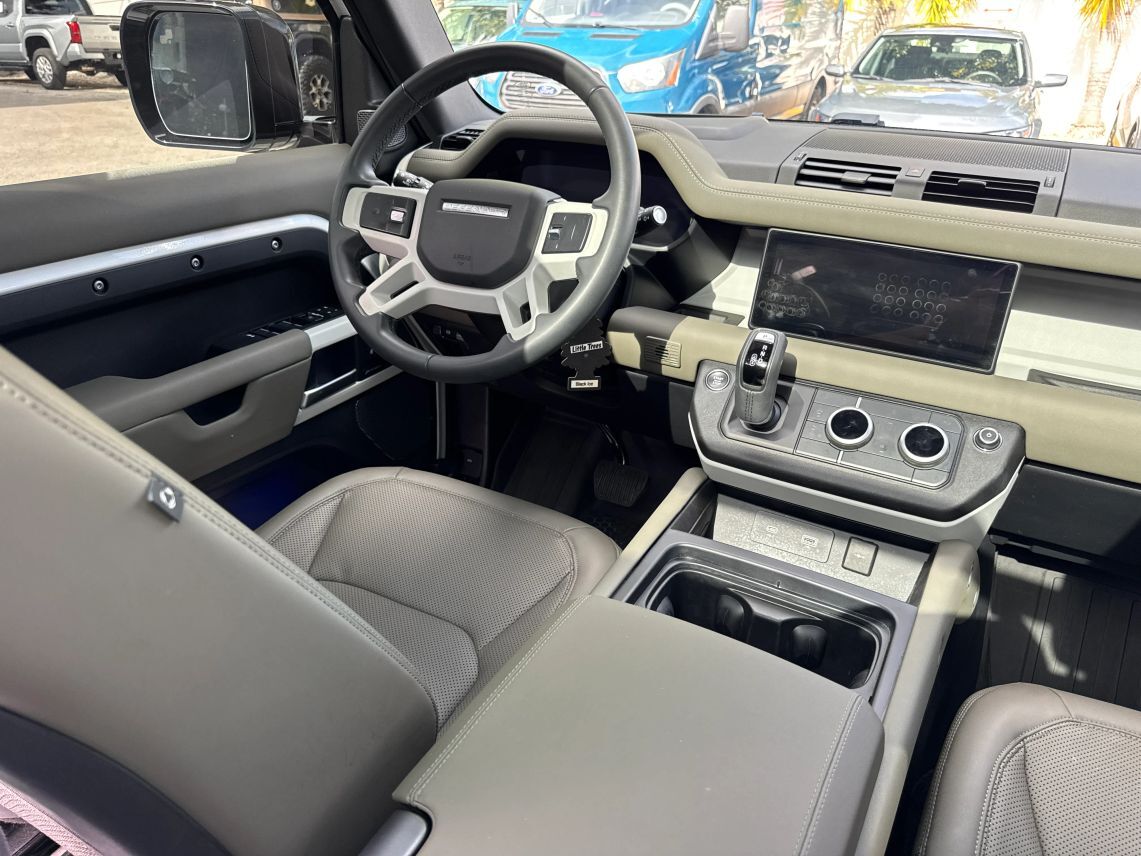 2024 Land Rover Defender 110 X-Dynamic SE Sport Utility 4D