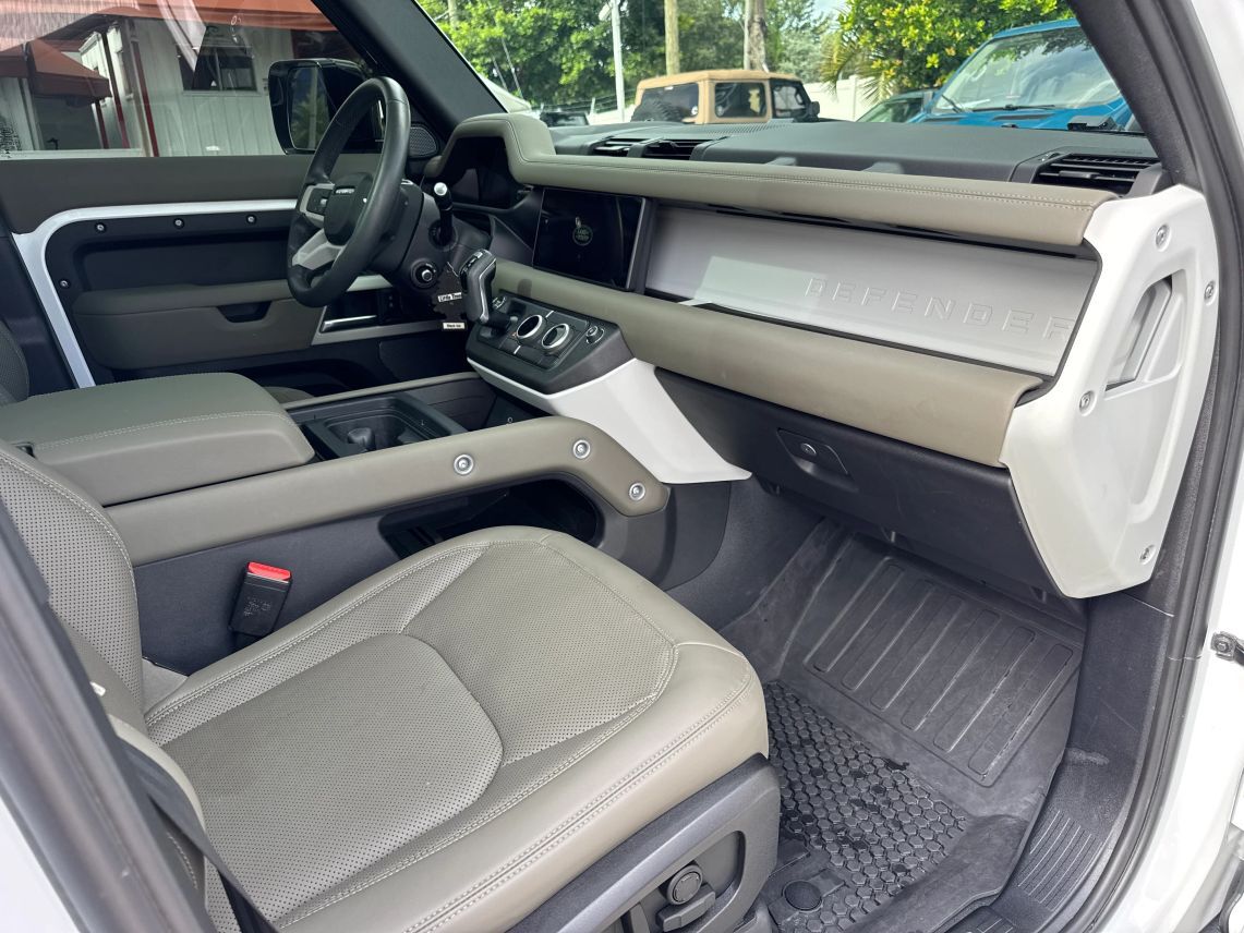 2024 Land Rover Defender 110 X-Dynamic SE Sport Utility 4D