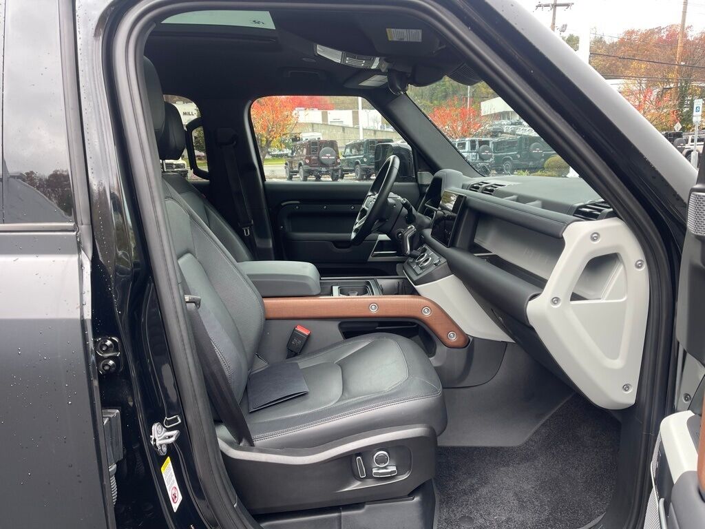 2024 Land Rover Defender 130 X-Dynamic SE Orange MA