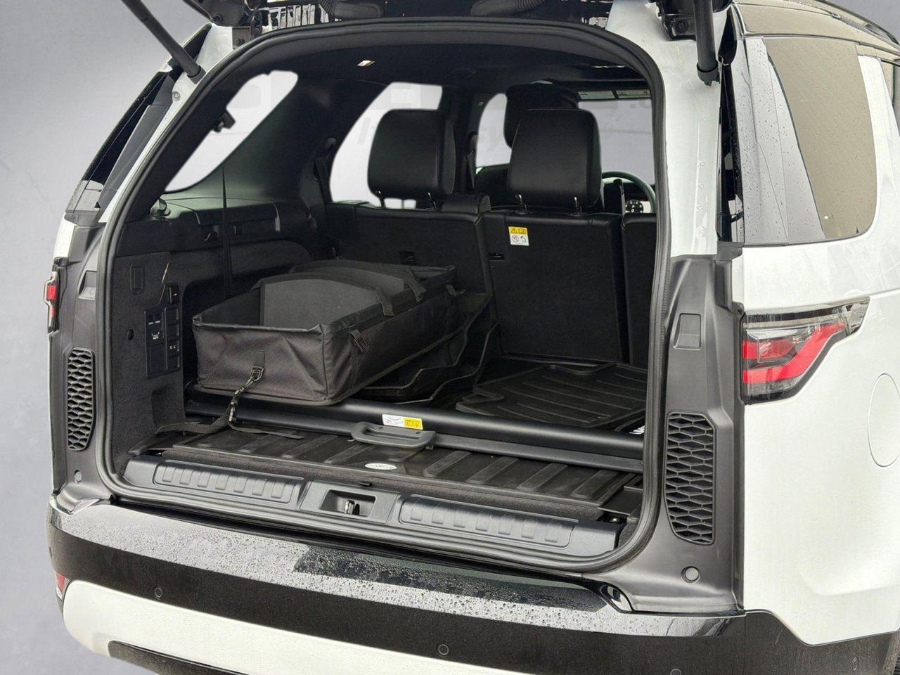 2024 Land Rover Discovery Dynamic SE Hagerstown MD