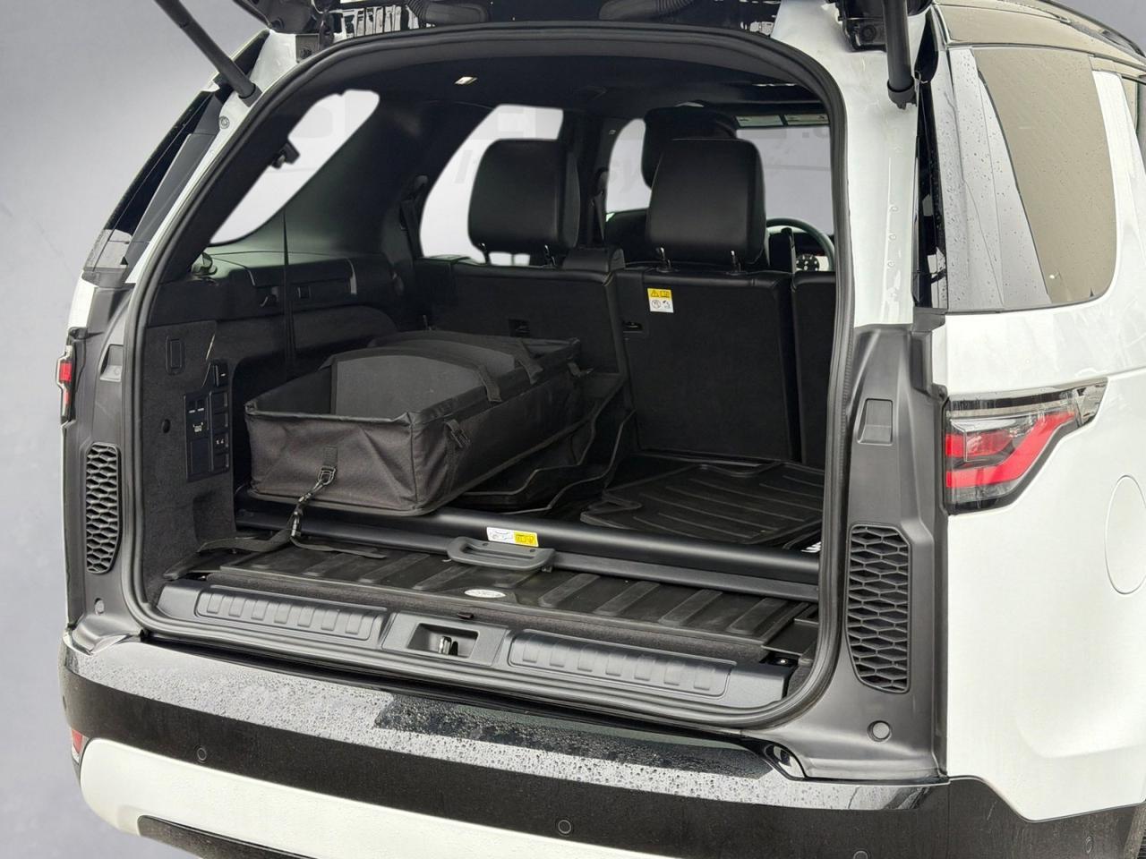 2024 Land Rover Discovery Dynamic SE Hagerstown MD