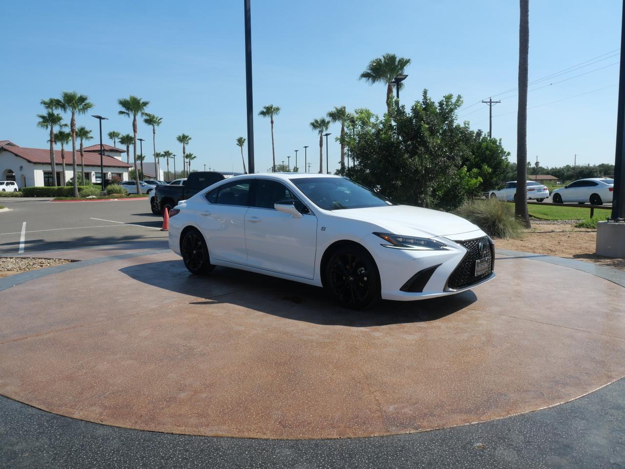 2024 Lexus ES 300h F SPORT Handling