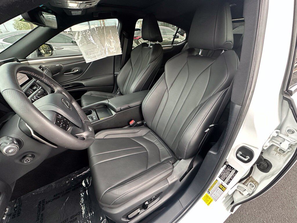 2024 Lexus ES 300h F SPORT Handling