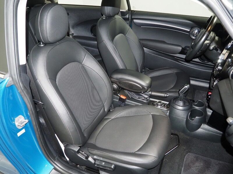 2024 MINI Cooper Hardtop 2 Door *SIGNATURE TRIM, NAVIGATION, SAFETY ALERTS, BACKUP-CAMERA, COLOR TOUCHSCREEN, PANORAMA MOONROOF, HEATED SEATS, COMFORT ACCESS, LED HEADLIGHTS, APPLE CARPLAY
