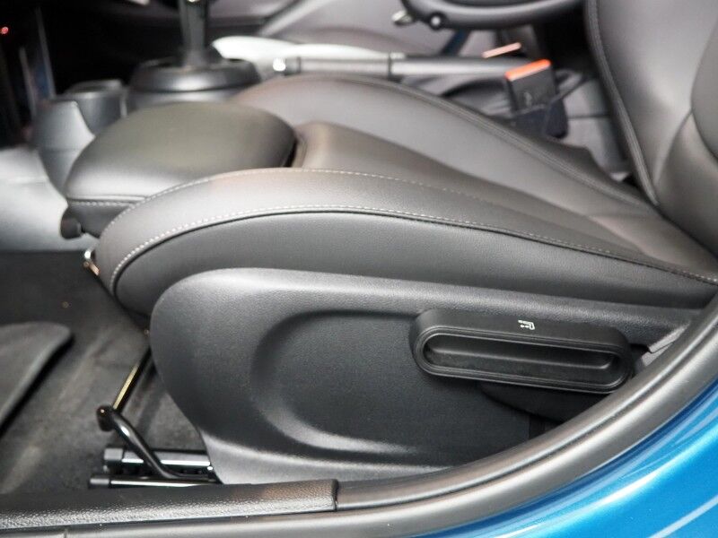 2024 MINI Cooper S 4 Door *SIGNATURE TRIM, HEADS-UP DISPLAY, NAVIGATION, BACKUP-CAMERA, COLOR TOUCHSCREEN, PANORAMA MOONROOF, HEATED SEATS, COMFORT ACCESS, LIGHTS PACKAGE, APPLE CARPLAY Round Rock TX