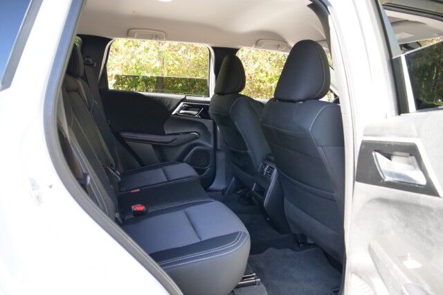 2024 Mitsubishi Outlander ES / CarPlay / Drive Mode Selection / Third Row! High Point NC