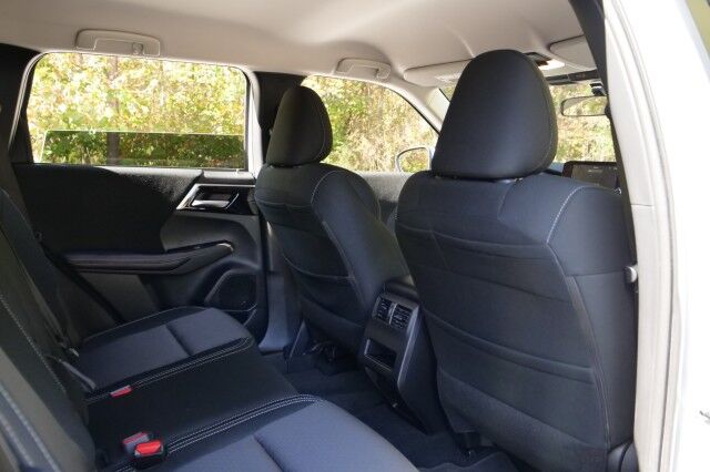 2024 Mitsubishi Outlander ES / CarPlay / Drive Mode Selection / Third Row! High Point NC