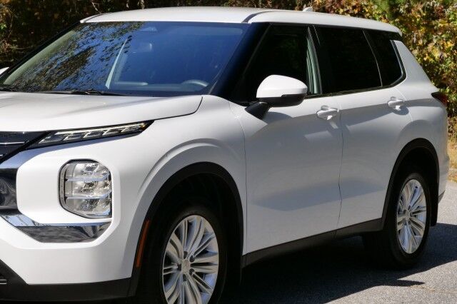 2024 Mitsubishi Outlander ES / CarPlay / Drive Mode Selection / Third Row! High Point NC