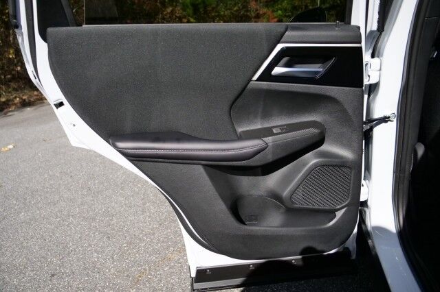 2024 Mitsubishi Outlander ES / CarPlay / Drive Mode Selection / Third Row! High Point NC