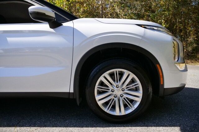 2024 Mitsubishi Outlander ES / CarPlay / Drive Mode Selection / Third Row! High Point NC