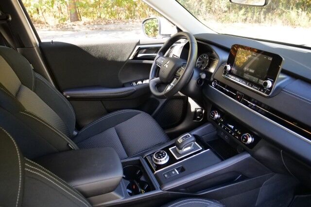 2024 Mitsubishi Outlander ES / CarPlay / Drive Mode Selection / Third Row! High Point NC