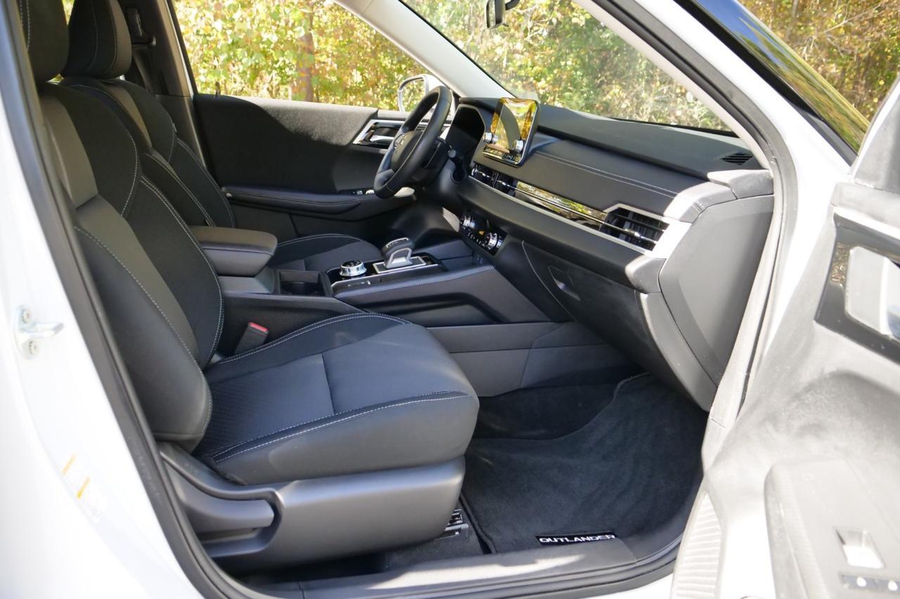 2024 Mitsubishi Outlander ES / CarPlay / Drive Mode Selection / Third Row! Lincolnton NC