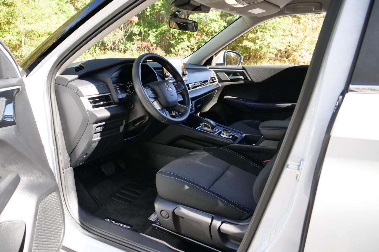 2024 Mitsubishi Outlander ES / CarPlay / Drive Mode Selection / Third Row! Lincolnton NC