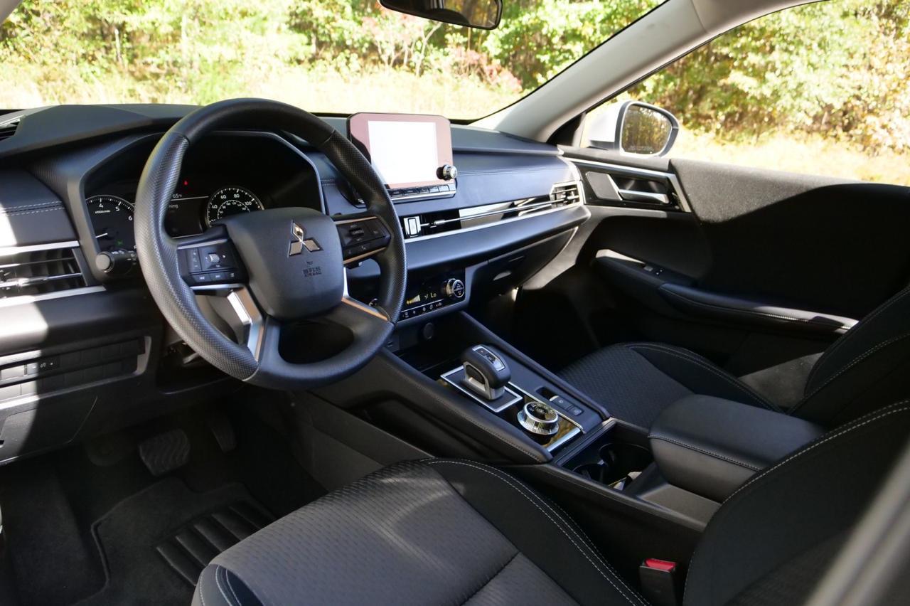 2024 Mitsubishi Outlander ES / CarPlay / Drive Mode Selection / Third Row! Lincolnton NC