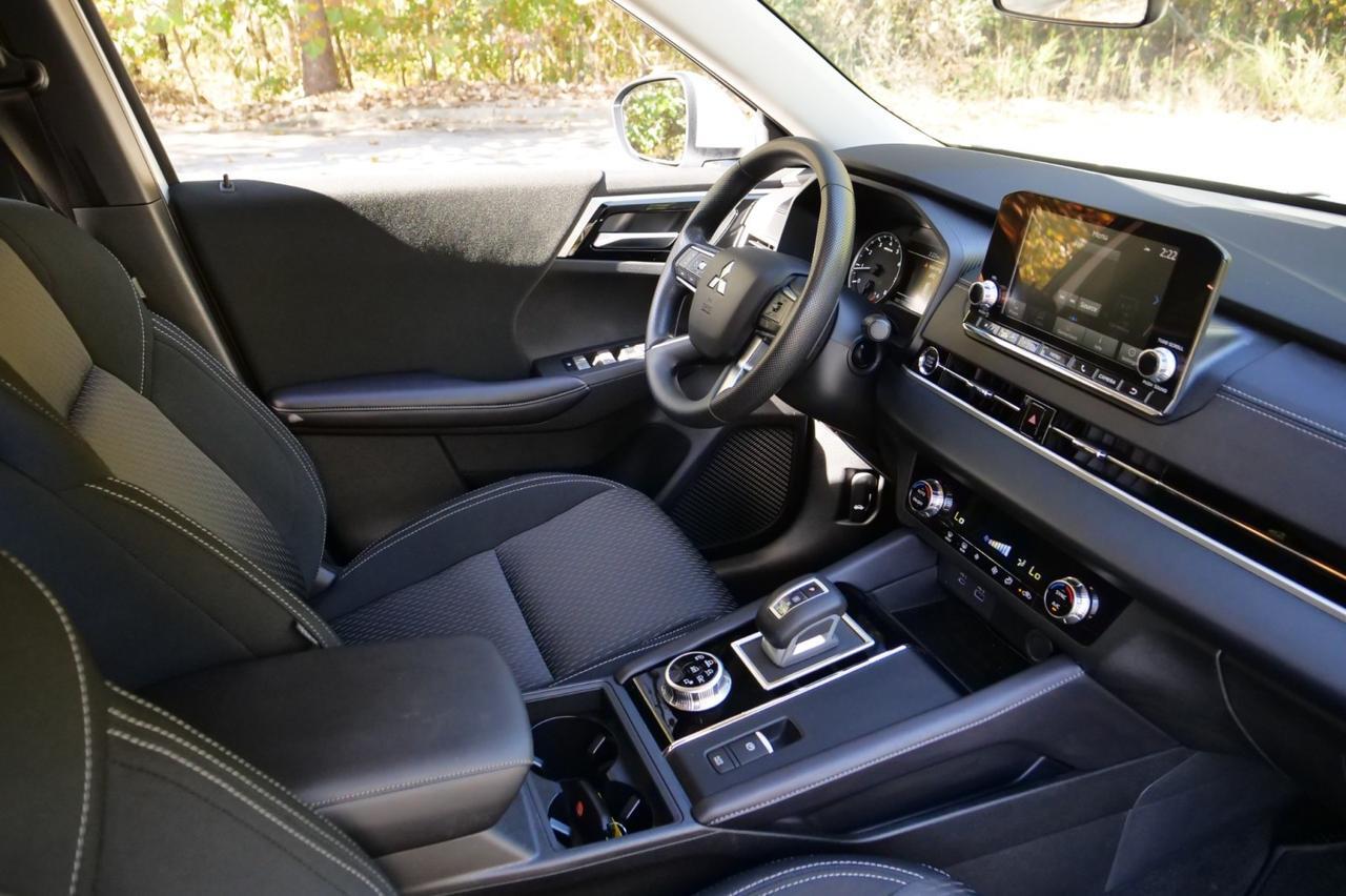 2024 Mitsubishi Outlander ES / CarPlay / Drive Mode Selection / Third Row! Lincolnton NC