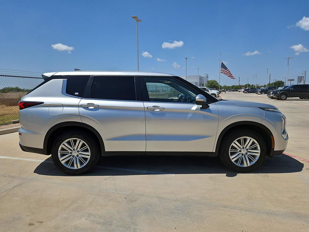 2024 Mitsubishi Outlander ES