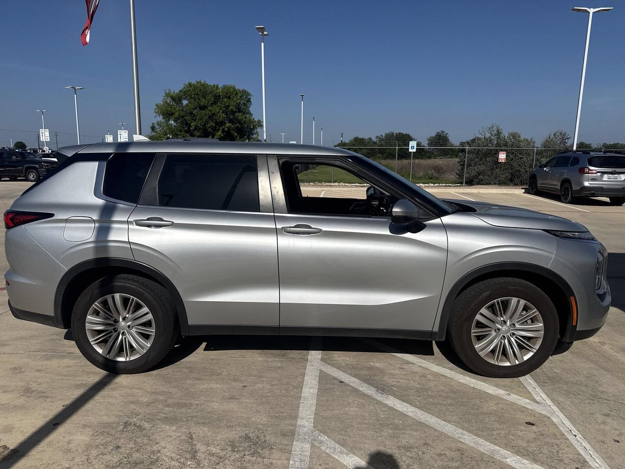 2024 Mitsubishi Outlander ES