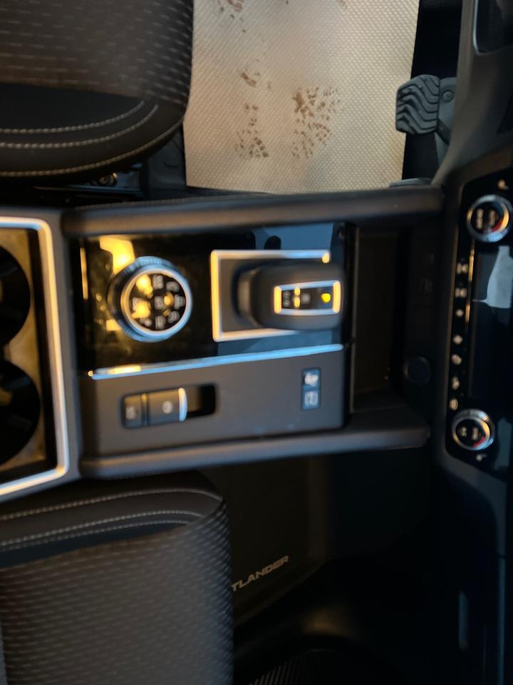 2024 Mitsubishi Outlander Plug-In Hybrid ES High Level AB