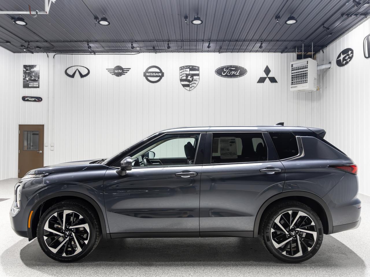 2024 Mitsubishi Outlander SE AWD 7-Passenger Cranberry PA