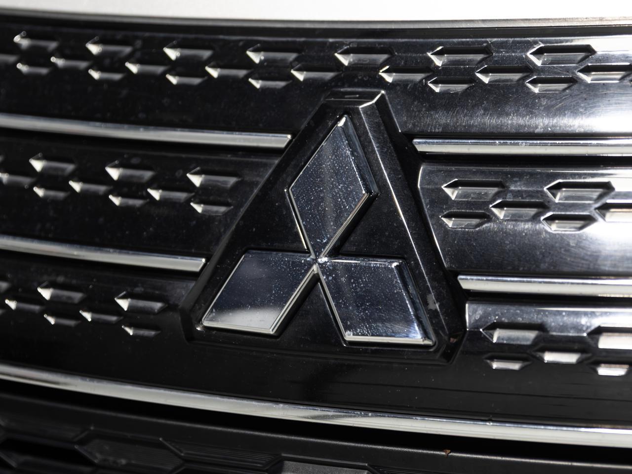 2024 Mitsubishi Outlander SE AWD 7-Passenger NAV Cranberry PA