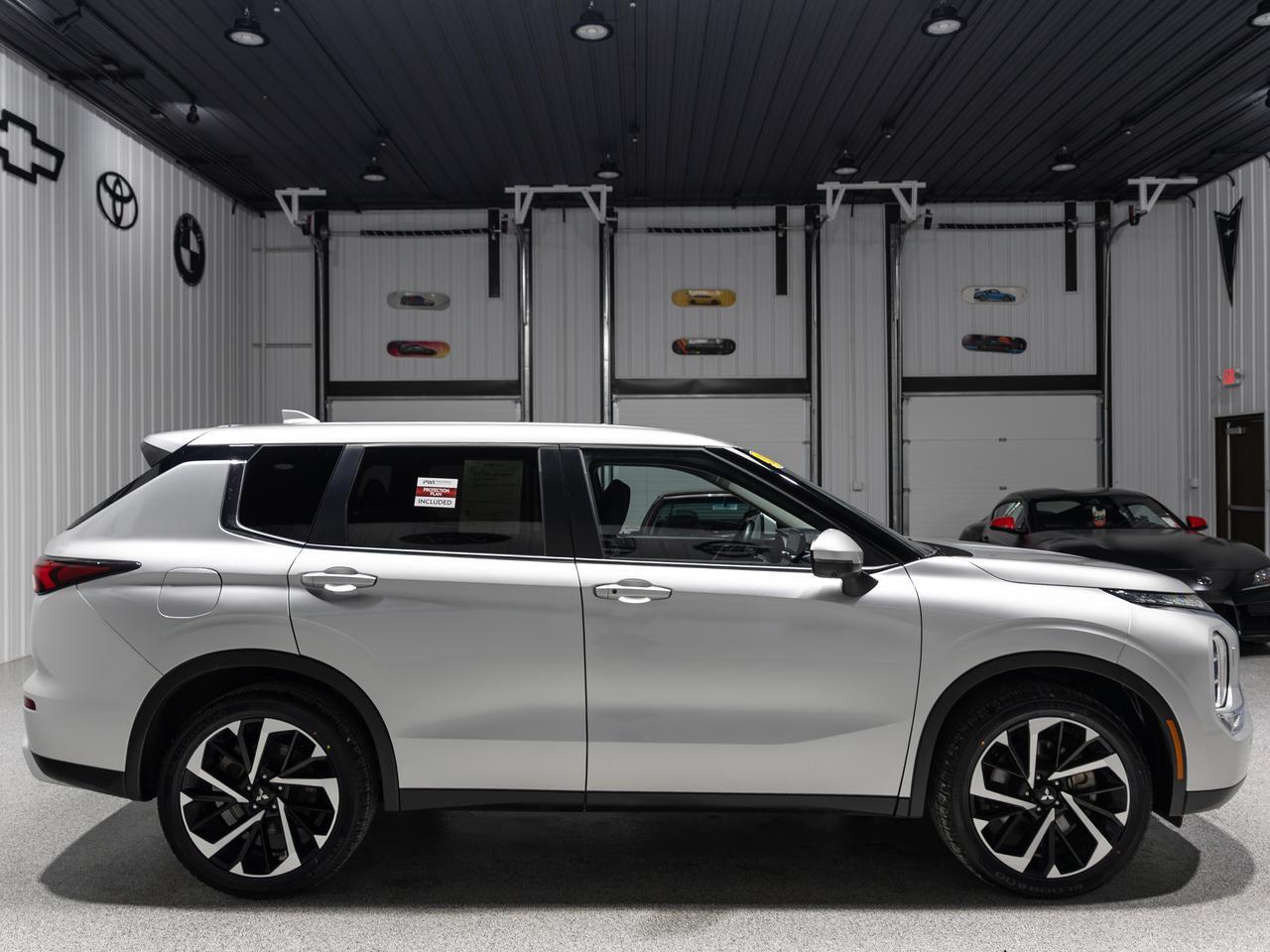 2024 Mitsubishi Outlander SE AWD 7-Passenger NAV Cranberry PA