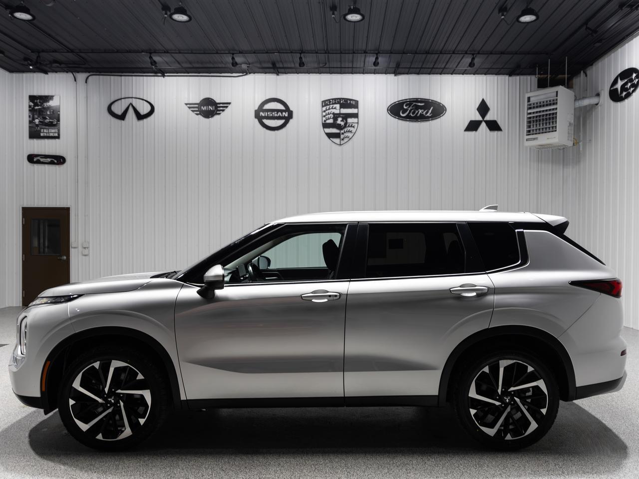 2024 Mitsubishi Outlander SE AWD 7-Passenger NAV Cranberry PA