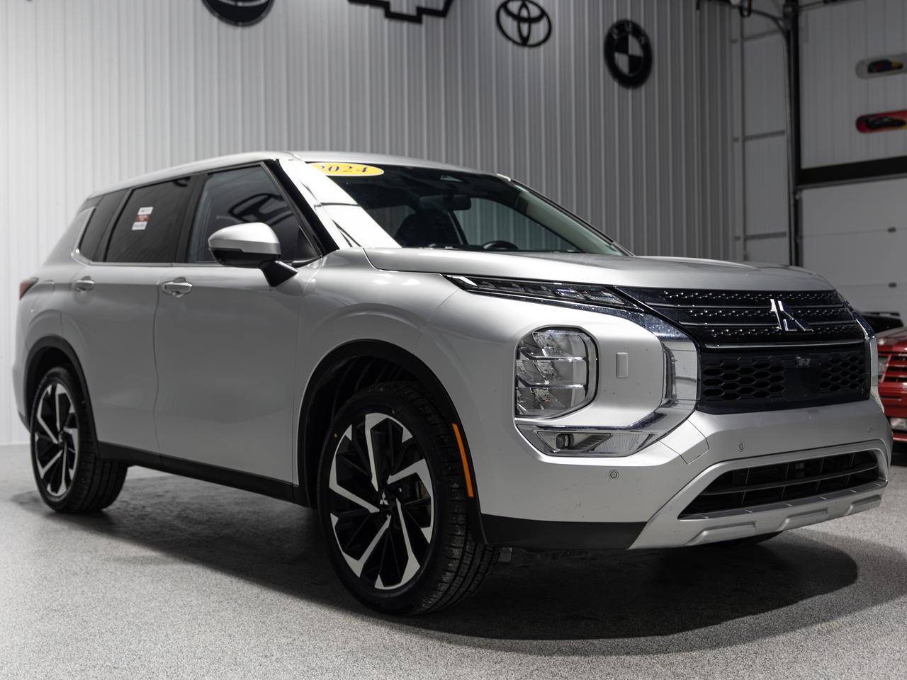 2024 Mitsubishi Outlander SE AWD 7-Passenger NAV