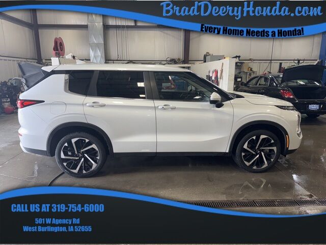 2024 Mitsubishi Outlander SE's photo