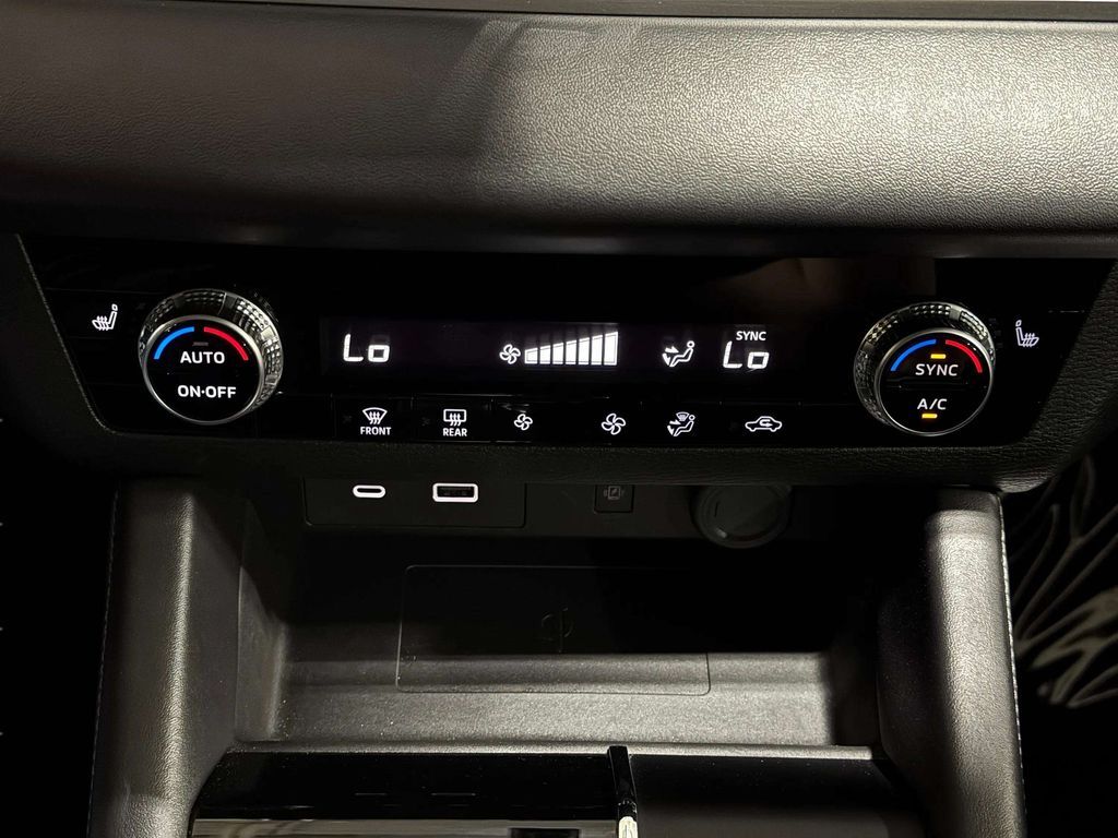 2024 Mitsubishi Outlander SE w/3rd Row Seating San Clemente CA