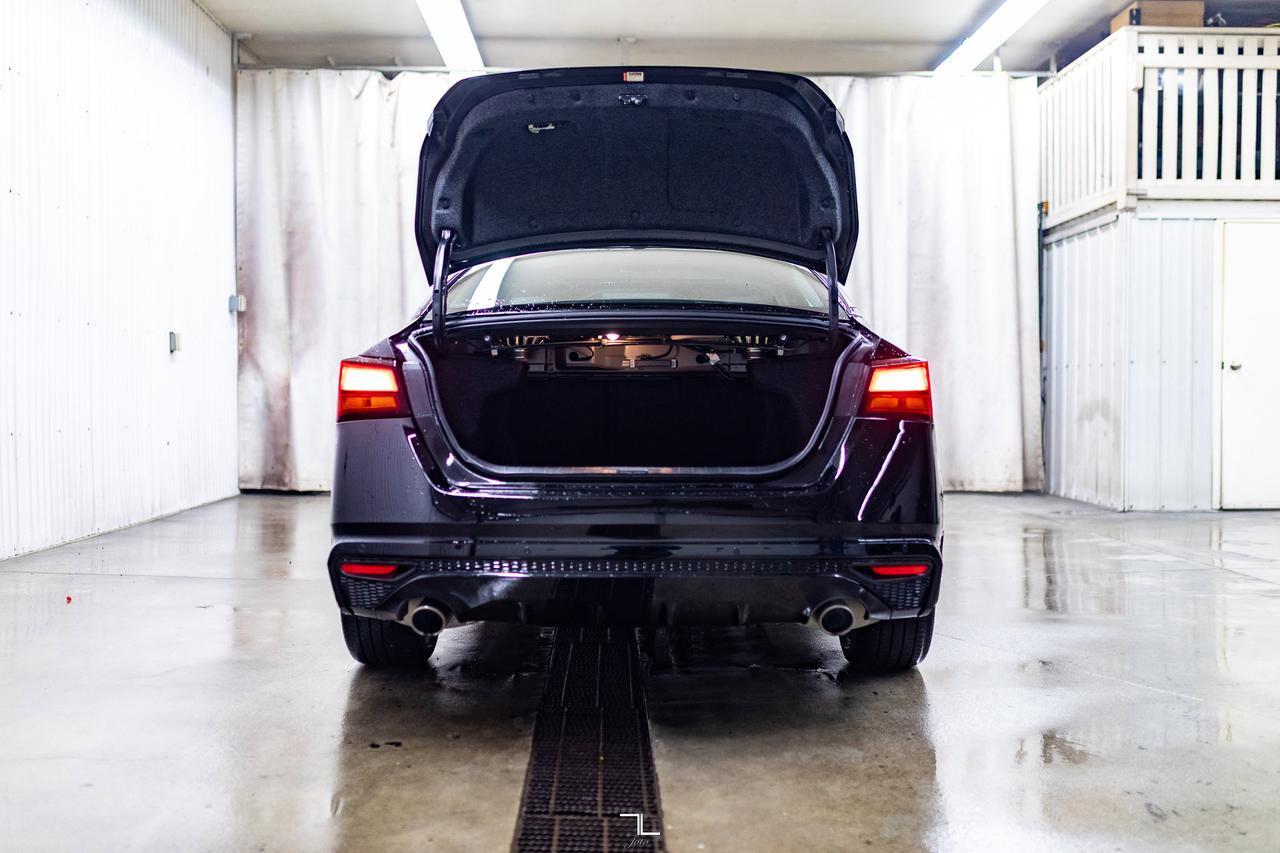 2024 Nissan Altima AWD Platinum Leather Roof Nav BCam Red Deer AB