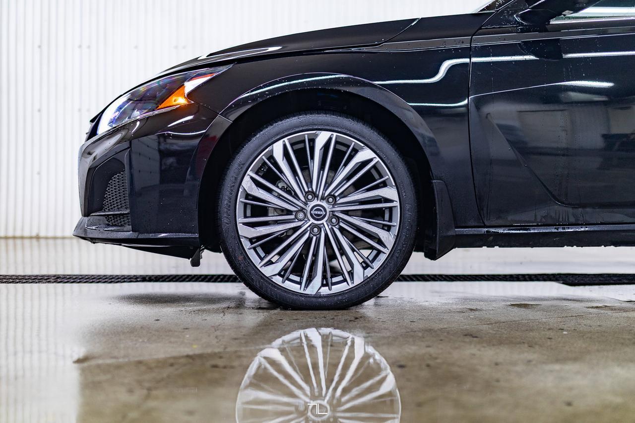 2024 Nissan Altima AWD Platinum Leather Roof Nav BCam Red Deer AB