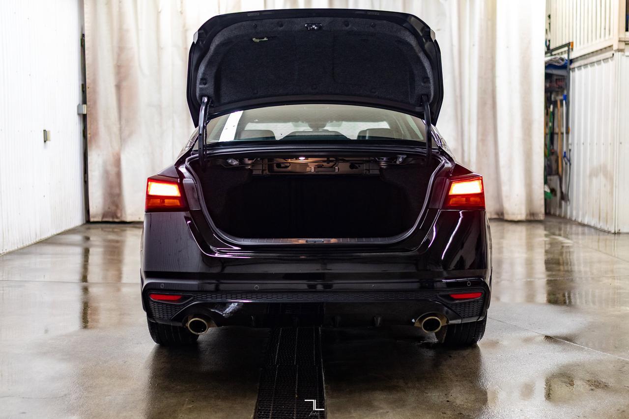 2024 Nissan Altima AWD SR Leather Roof BCam Red Deer AB