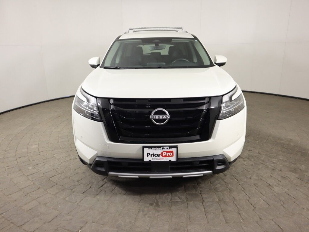 2024 Nissan Pathfinder SL FWD Black Appearance Package