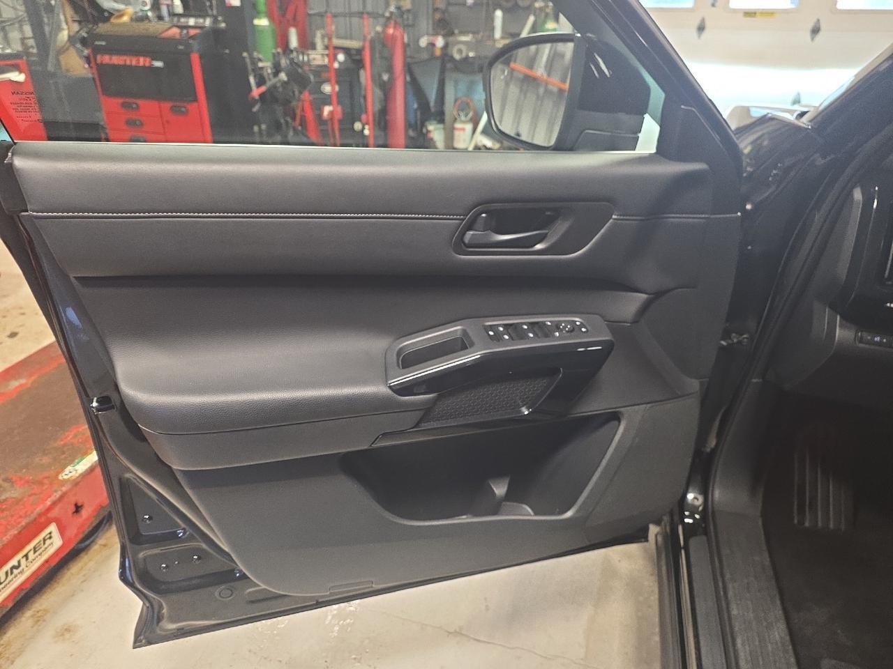 2024 Nissan Pathfinder SV Sand Lake NY