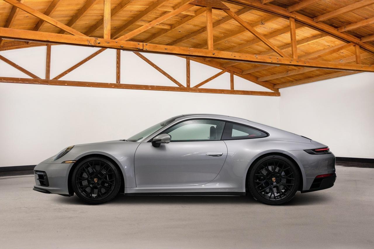 2024 Porsche 911 4 GTS photo 2
