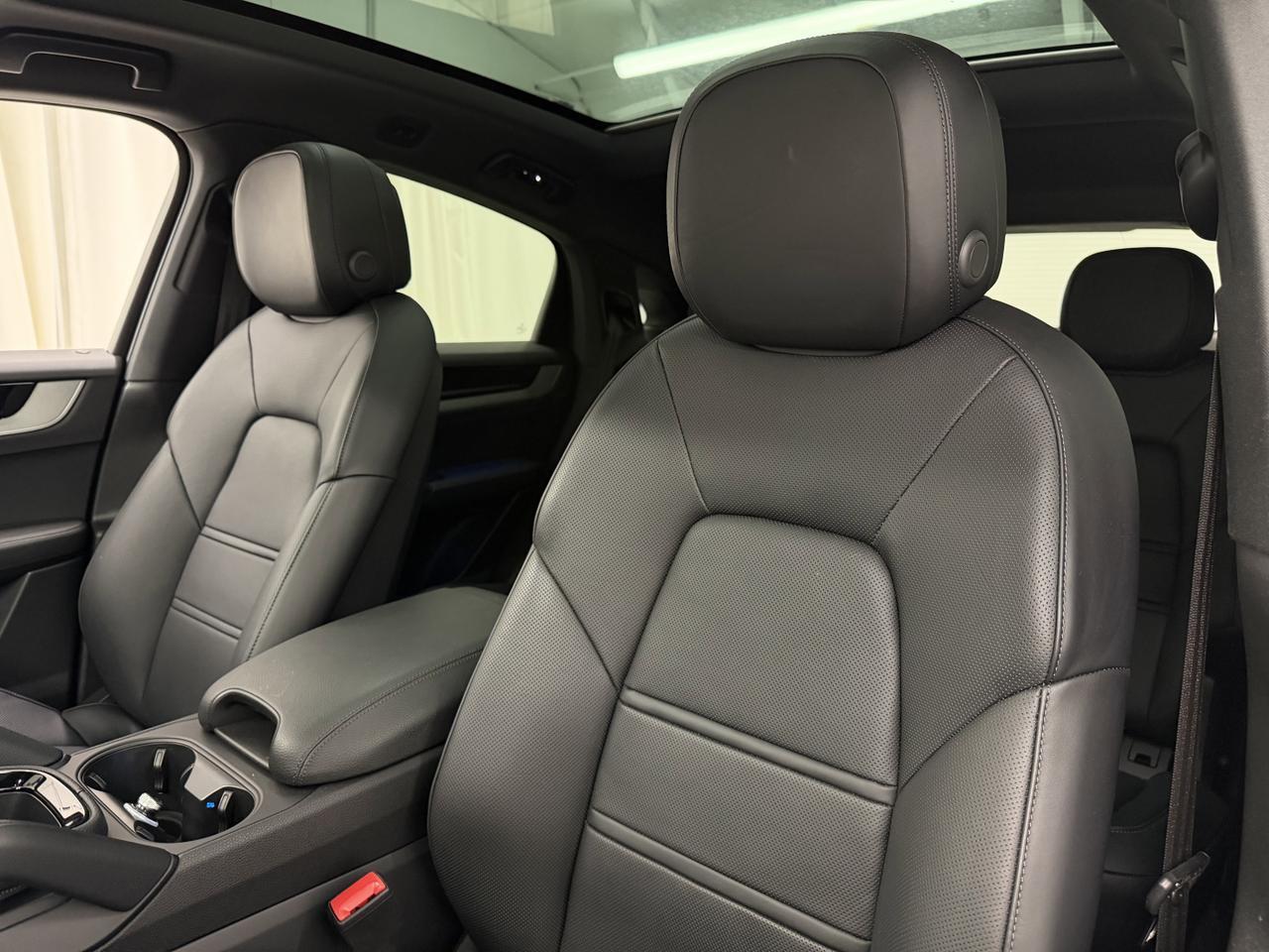 2024 Porsche Cayenne S Coupe photo 2