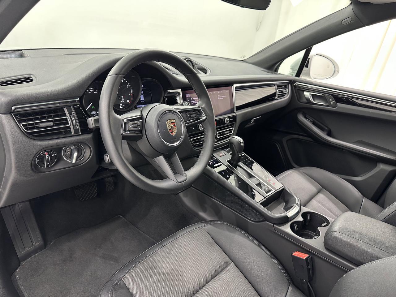 2024 Porsche Macan Base photo 4
