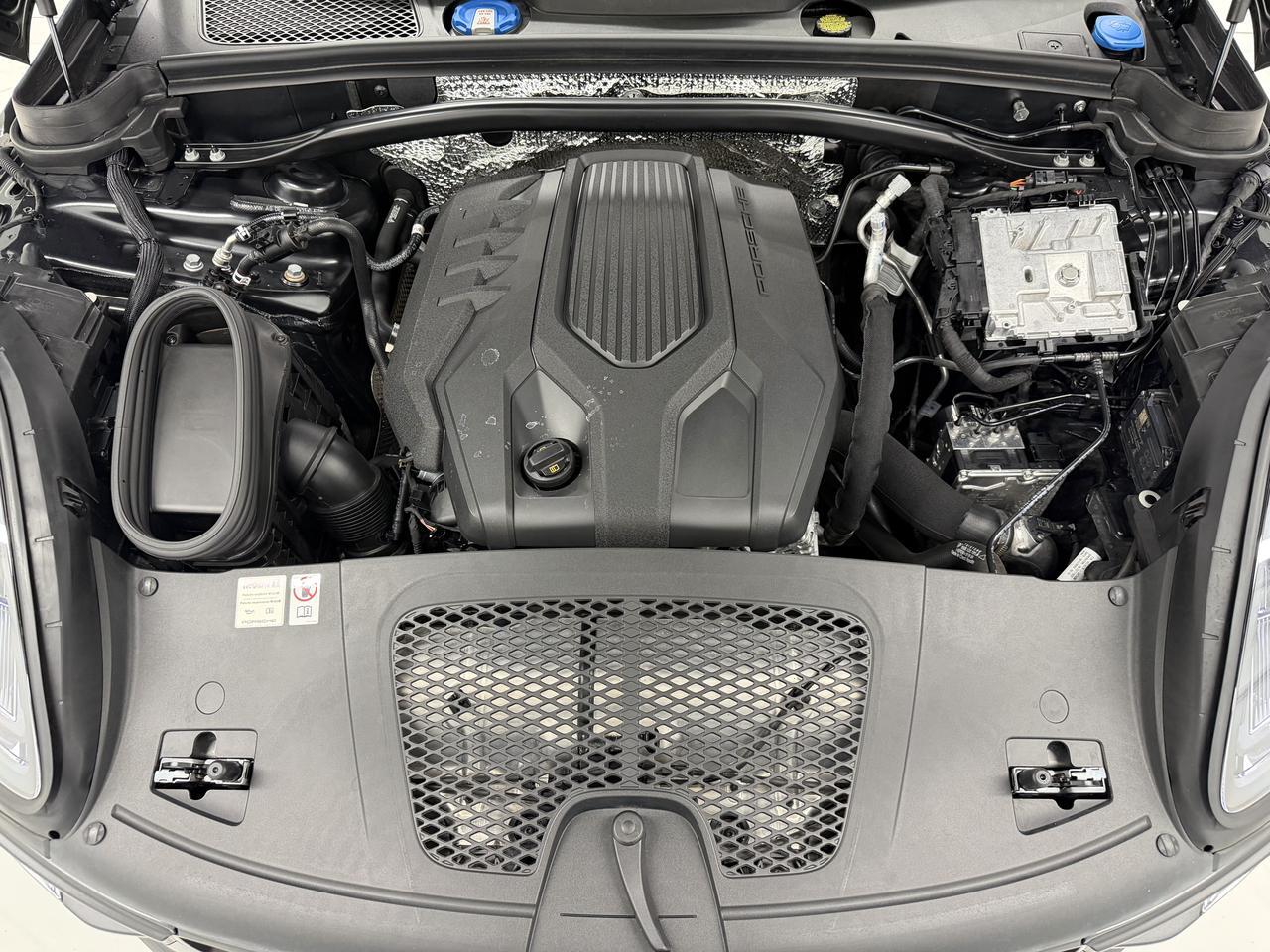 2024 Porsche Macan Newark DE