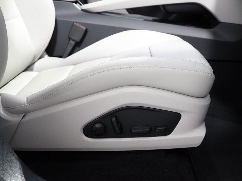 2024 Porsche Macan Electric 4 AWD *PREMIUM PKG, NAVIGATION, ADAPTIVE CRUISE, SAFETY ALERTS, 360 CAMERAS, PANO MOONROOF, LEATHER, CLIMATE/MASSAGE SEATS, HEATED STEERING, BOSE, WIRELESS CHARGING, APPLE CARPLAY Round Rock TX