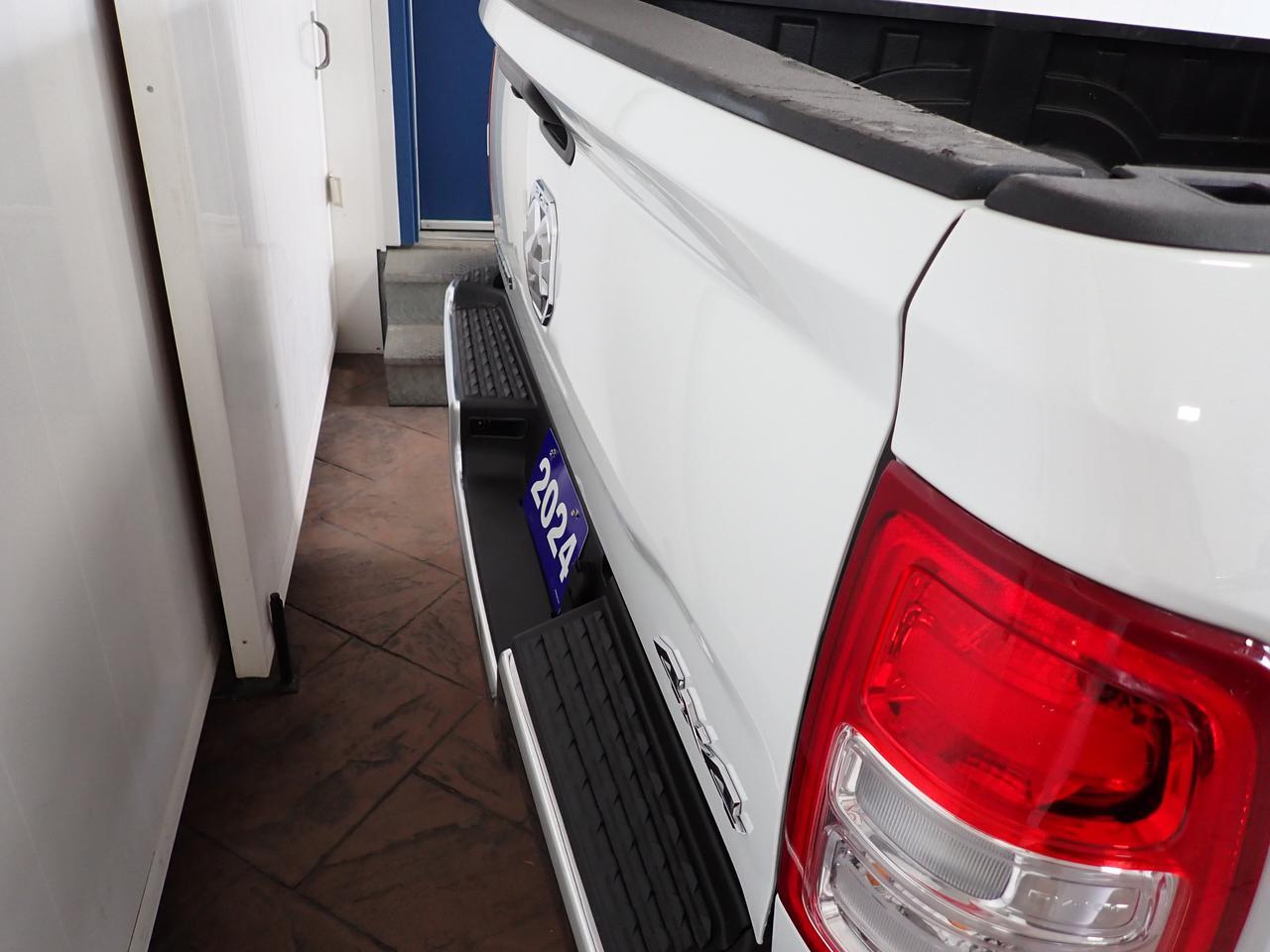 2024 Ram 2500 Big Horn 4WD CREW CAB 8' BOX *DIESEL* Listowel ON