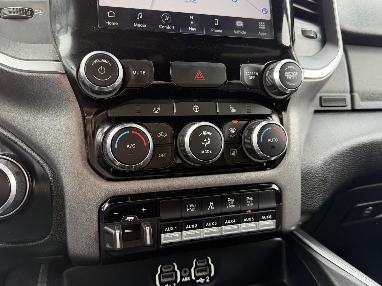 2024 Ram 2500 Big Horn Crew Cab 4x4 | Low KMs | HEMI V8 | NAV | Heated Seats | Remote Start | Backup Camera Redwater AB