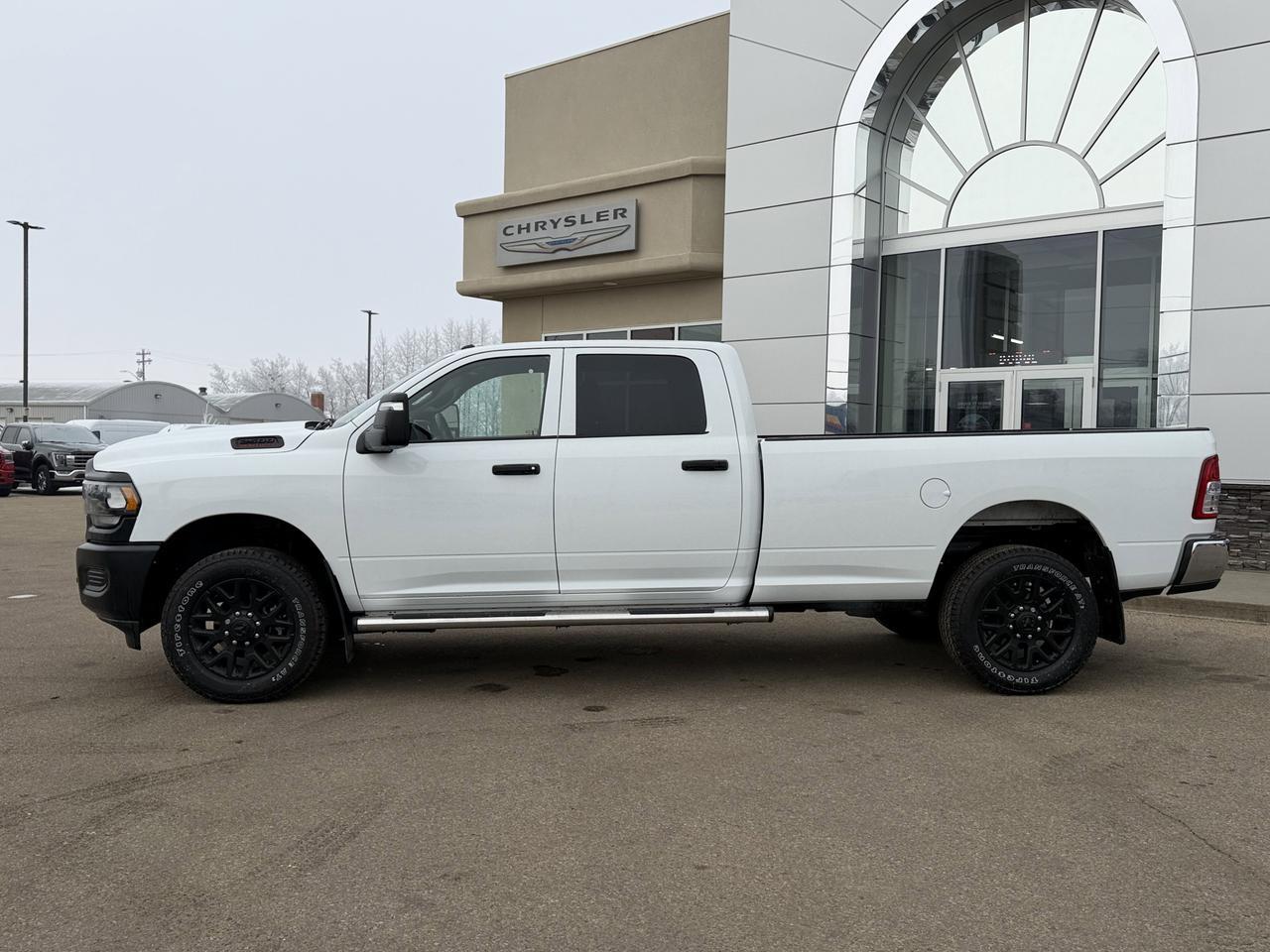 2024 Ram 2500 Tradesman Crew Cab 4x4 | Low KMs | HEMI V8 | Front Bench | Backup Camera Redwater AB